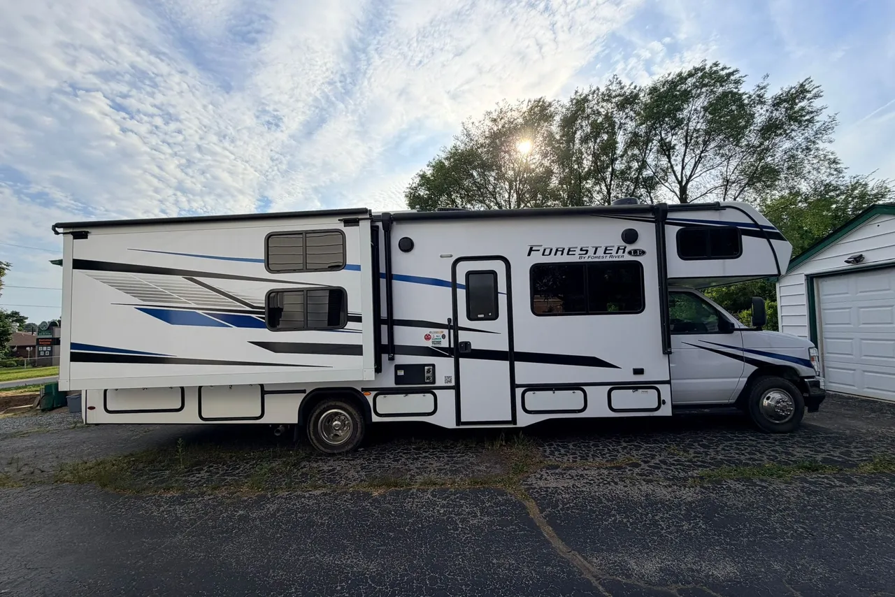 GoTripi 2023 Forest River Forester 3251LE exterior